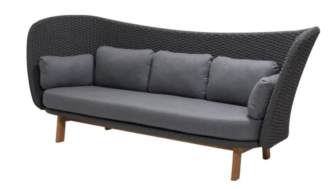 Peacock Wing Sofa mit QuickDry Kissen im Natté-Stoff grau.