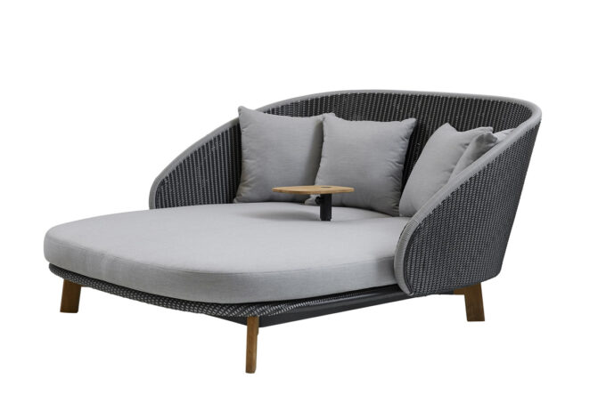 Von Cane-line das Peacock Daybed mit QuickDry-Kissen und Airtouch-Bezug in grau.