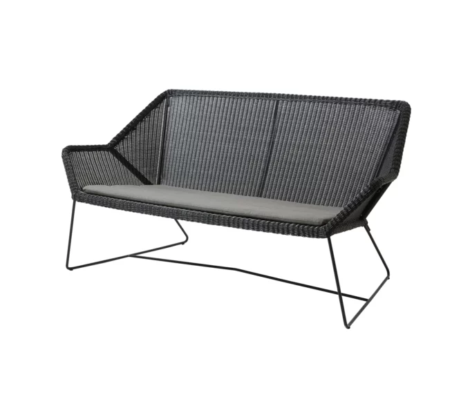 Von Cane-line das schwarze Breeze Sofa mit Natté-Kissen in taupe.