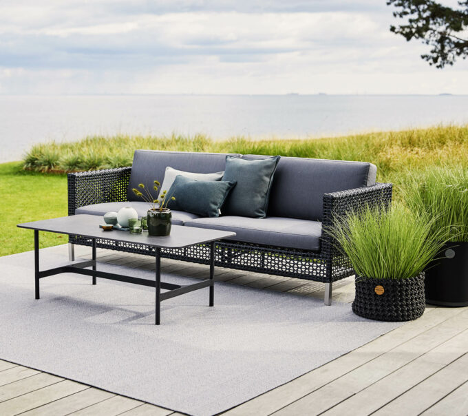 Das Connect Sofa in graphit mit einem Twist-Tisch, alles von Cane-line.