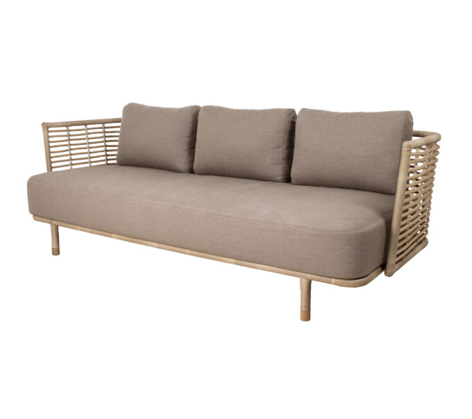 Das Sense Sofa von Cane-line mit AirTouch-Kissen in taupe.