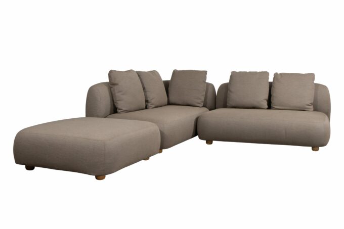 Capture-Lounge mit Hocker von Cane-line im Airtouch-Stoff taupe.