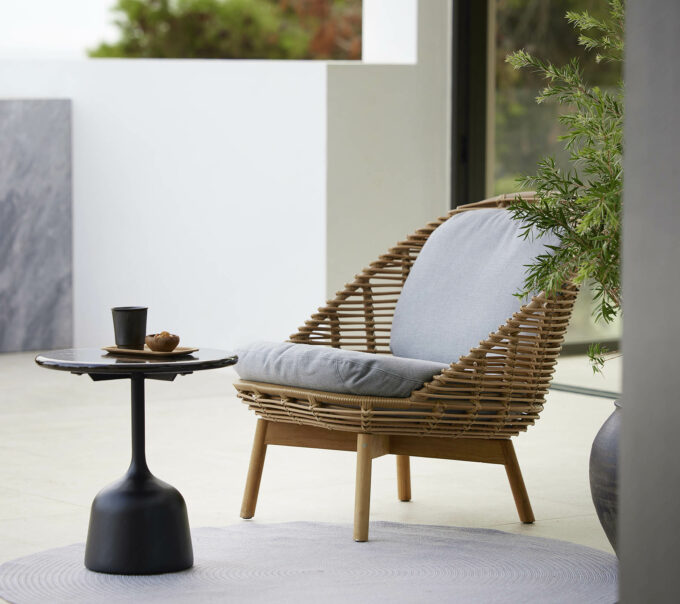 Der Hive Loungesessel mit einem Glaze-Tisch von Cane-line.
