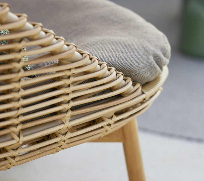 Der Hive Loungesessel von Cane-line in der Nahaufnahme.