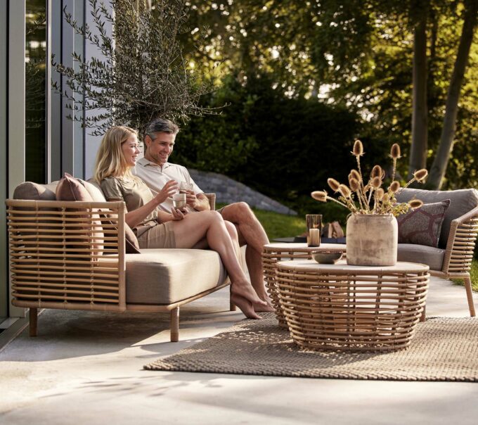 Auf dem Discover-Teppich stehen die Basked Tisch zum Sense Sofa mit Sessel von Cane-line.