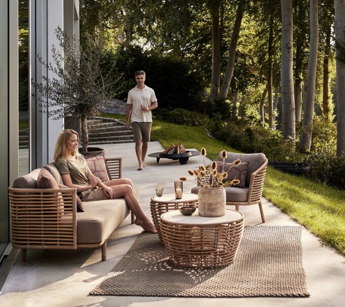 Sense Sofa und Sessel mit Basket Tischen und Discovery-Teppich, alles von Cane-line.