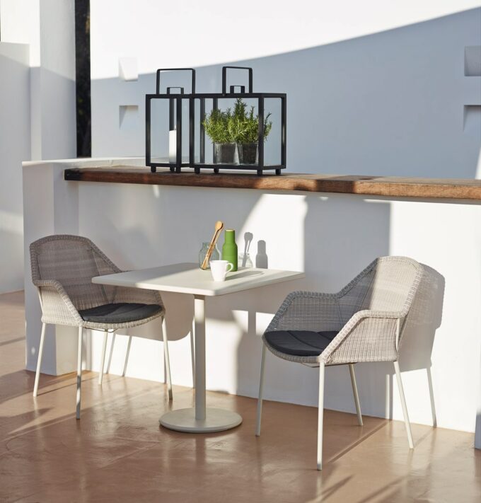 Weiss/grau Breeze Stühle am Go-Bistro-Tisch.