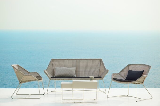 Von Cane-line aus der Breeze Kollektion das Sofa mit Lounge Sesseln.