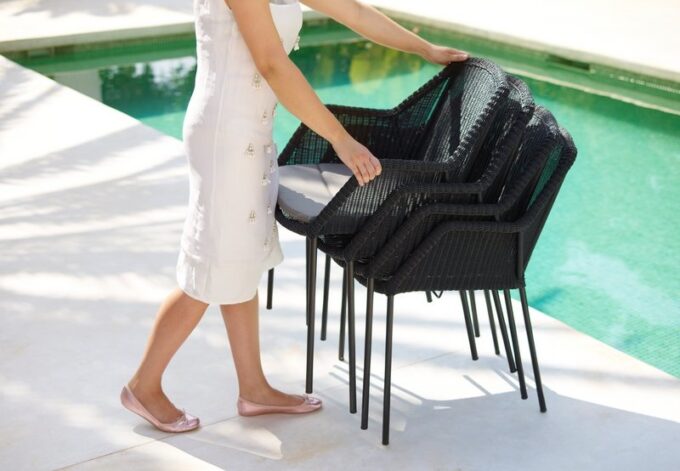 Der stapelbare Breeze Stuhl in schwarz von Cane-line.