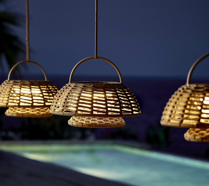 Die Illusion Lampe mit Aufhängung von Cane-line in Aktion.