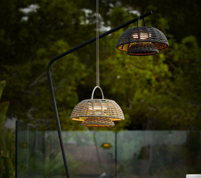 Die Illusion Lampe mit Aufhängung von Cane-line sorgt für Stimmung.