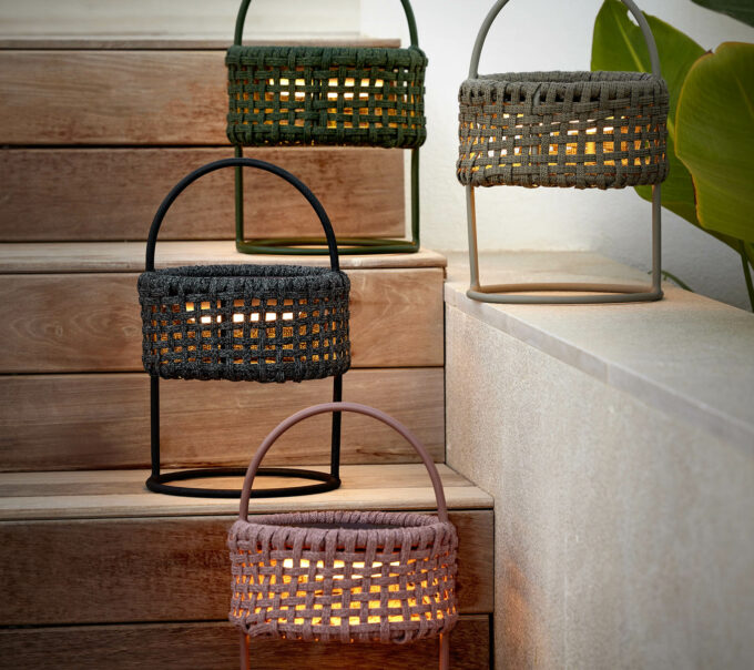 Die vier Farben der Illusion Lampe von Cane-line, die überall passend steht.
