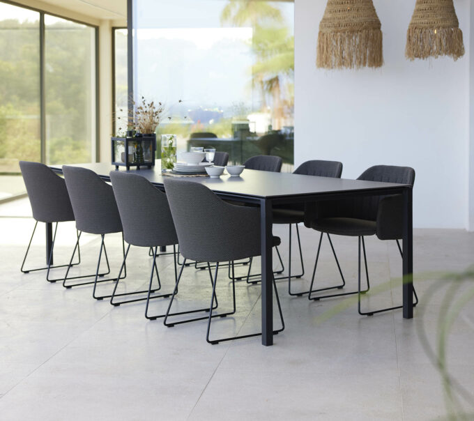 Perfektes Design, der Choice Stuhl mit Kufenfuss und der Pure Tisch von Cane-line.