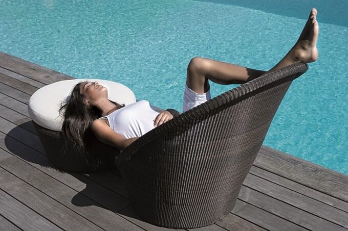 Kingston Sunchair mit Hocker und wetterfesten Kissen von Cane-line.