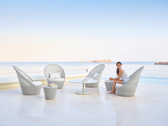 Weiss graue Kingston Sunchairs mit weissen wetterfesten Kissen und Hocker von Cane-line.