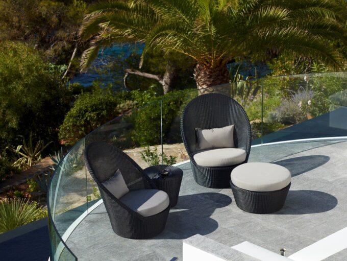 Graphit Kingston Sunchair inklusive weisser wetterfesten Kissen mit Hocker und Tisch von Cane-line.