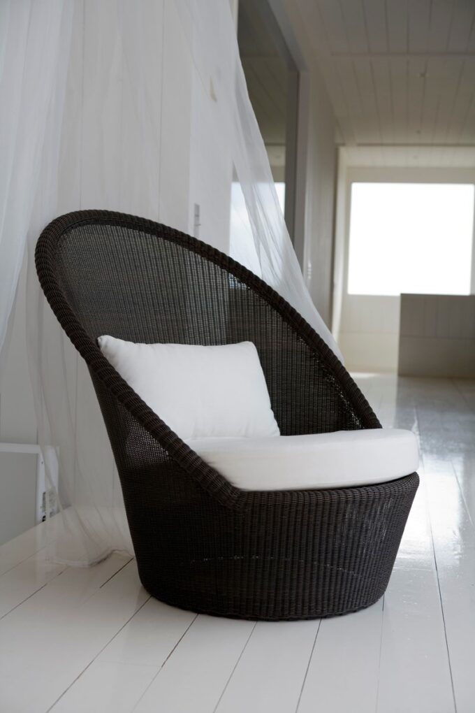 Kingston Sunchair mit Graphit Geflecht und weissen wetterfesten Kissen von Cane-line.