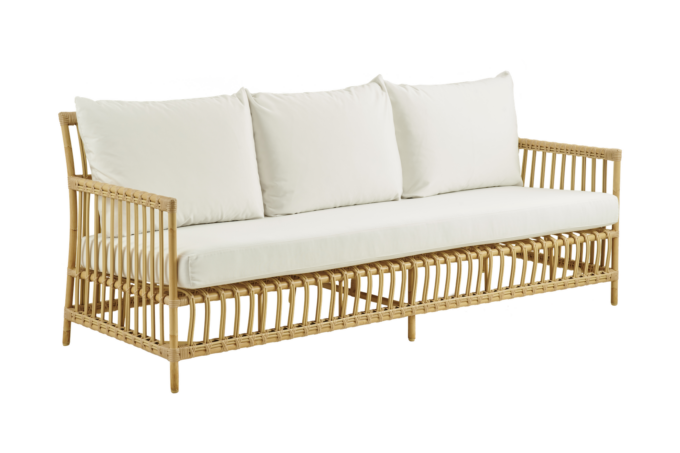 Von Sika Design das Caroline Sofa in Alu Natur mit weissen Kissen.