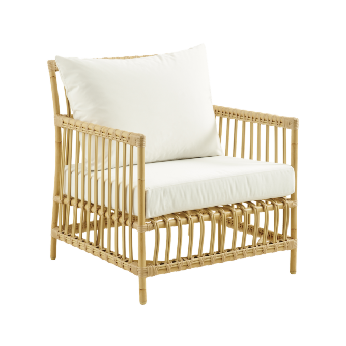 Der Caroline Lounge-Sessel von Sika Design in Alu Natur mit weissen Kissen.