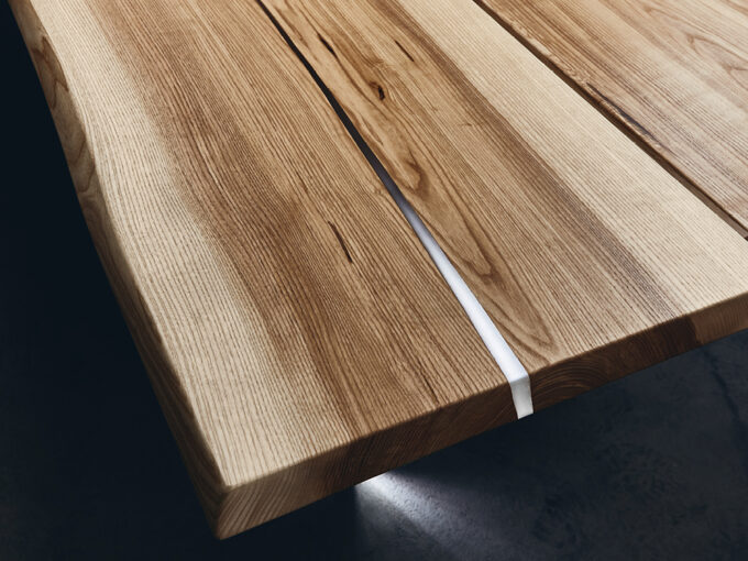 Massives Eichenholz bearbeitet mit Epoxidharz macht aus jedem 18Hundert Baumtisch ein Unikat. Der natürliche Hingucker im Essbereich.