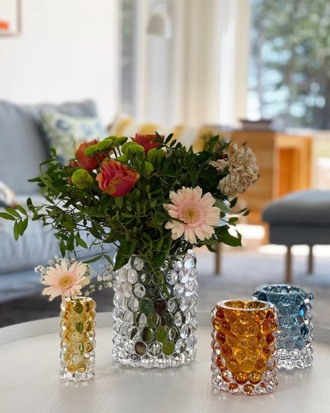 Vasen und Windlicht Programm von Skogsberg & Smart in den Farben Amber, Clear und Coral Blue.