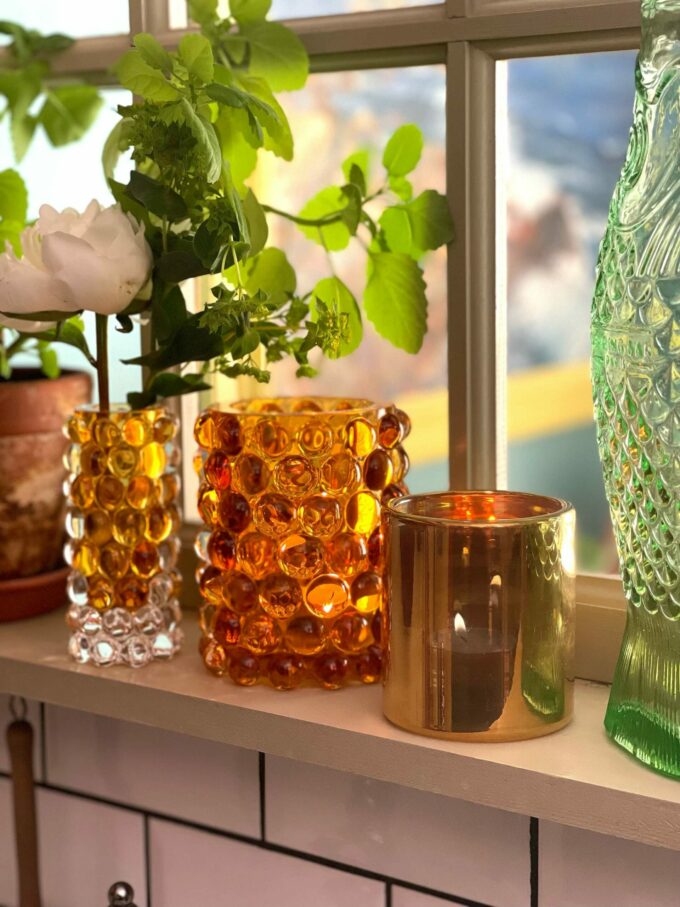 Vasen und Windlicht Programm von Skogsberg & Smart in der Farbe Amber mit hoher Qualität mundgeblasen.