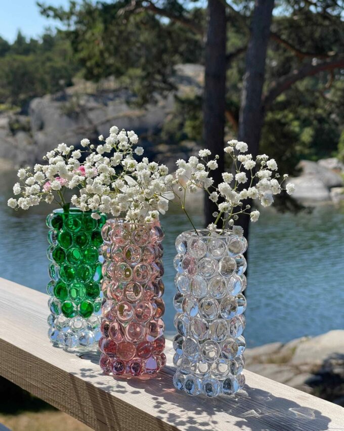 Boule Mini Vase mundgeblasen von Skogsberg & Smart. Auf dem Bild in den Farben: Green, Rosa und Clear.