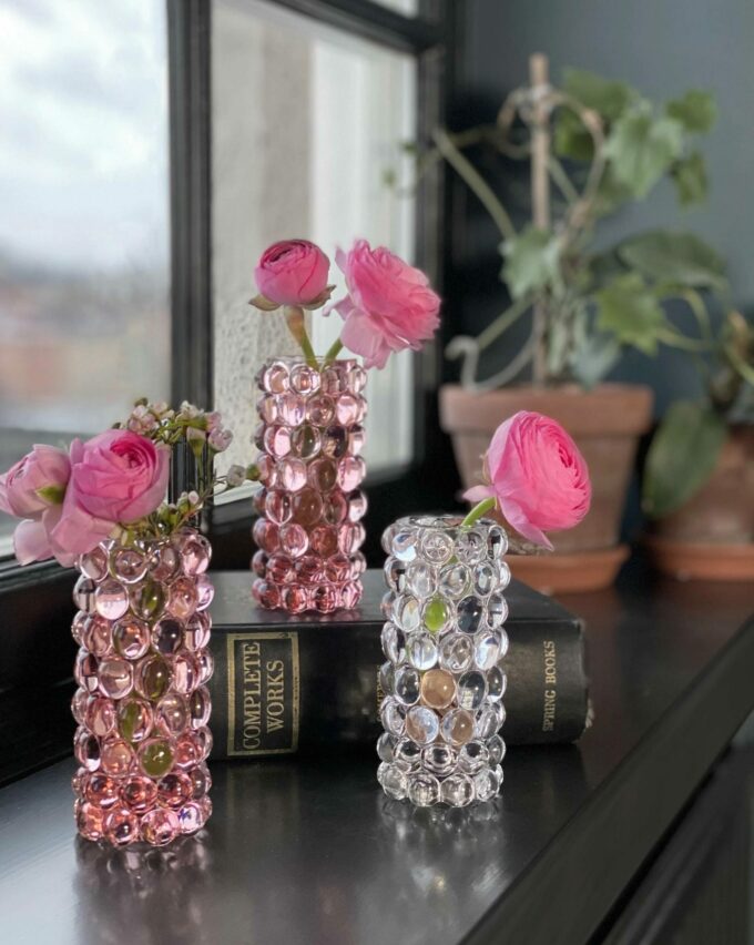 Bule das Mundgeblasene Vasen und Windlicht Programm von Skogsberg & Smart. Dargestellt in der Farbe Rosa und Clear.