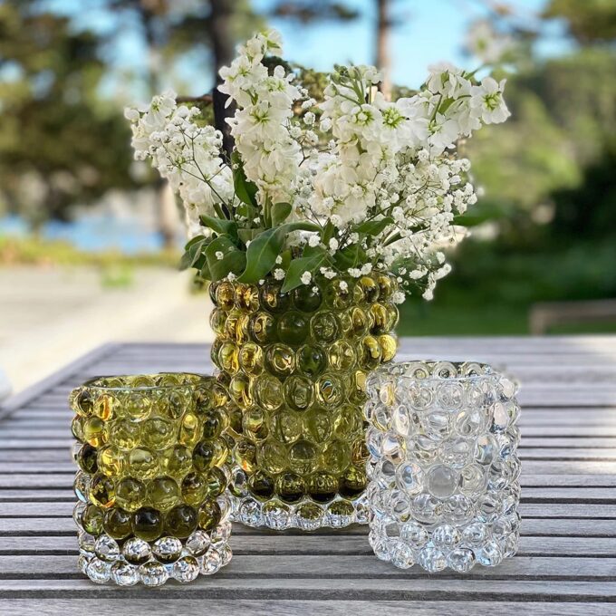 Mundgeblasenes Vasen und Windlicht Programm Boule von Skogsberg & Smart. Dargestellt in der Farbe Clear und Olive.