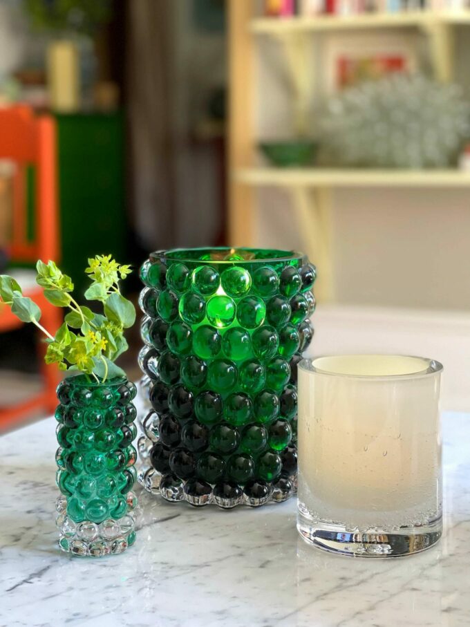 Edle mundgeblasene Boule Windlicht und Blumenvase von Skogsberg & Smart. Farbe abgebildet in Green.