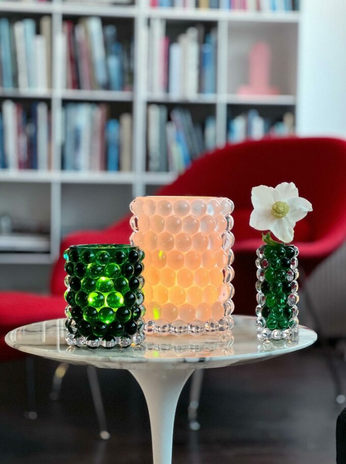 Edle mundgeblasene Boule Vasen und Windlichter von Skogsberg & Smart. Farbe abgebildet in Green und White.