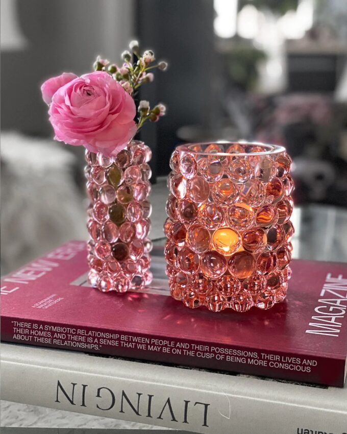 Luxuriöses Accessoire von Skogsberg & Smart. Die Boule Mini Vase mit dem Windlicht in der Grösse Regular in der Farbe Rosa.