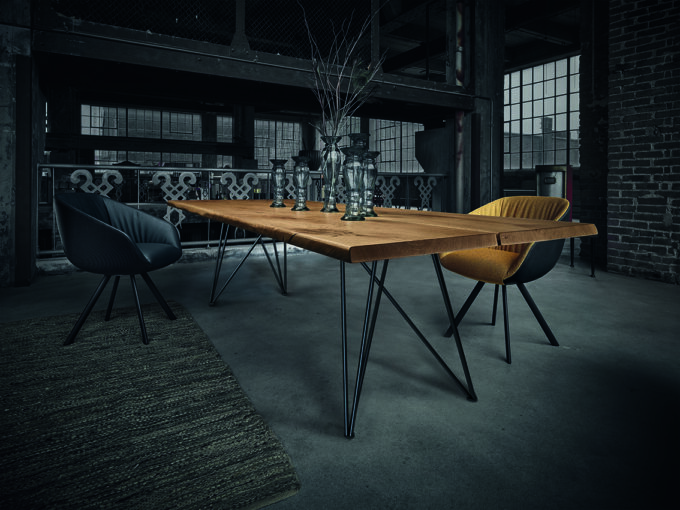 18Hundert Baumtisch mit schwarzem Drahtgestell. Unikats-Tischplatte in massiver, rustikaler Asteiche. Handwerkskunst von Wimmer Wohnkollektionen.