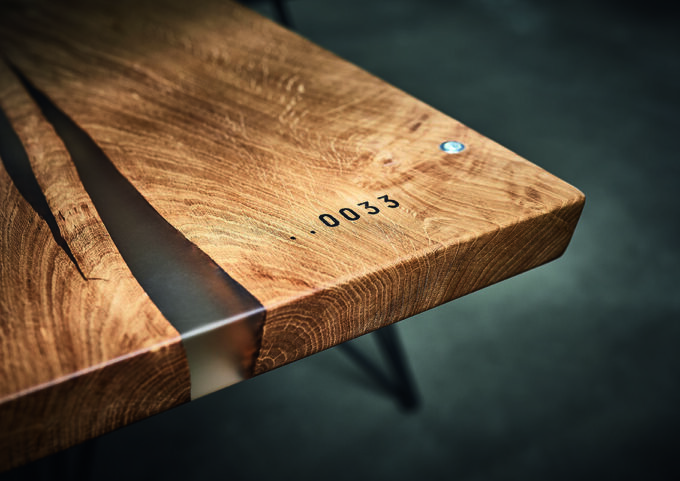 Jeder 18Hundert Baumtisch ist ein Unikat der Natur. Die Platten werden mit einer Seriennummer versehen, was Bestätigt, dass dieses Unikat nur bei diesem Baumtisch verwendet wurde.