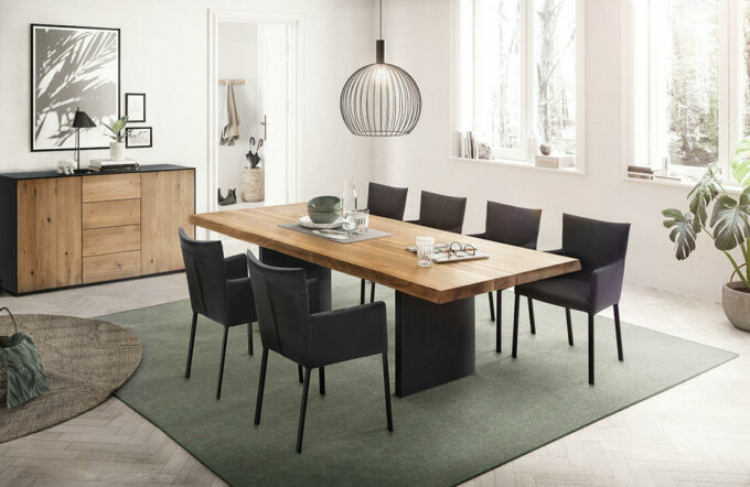 Durch die tiefe Armlehne passt der Loredana Stuhl unter fast jeden Tisch. Ein überzeugendes Detail kombiniert mit elegantem Design.