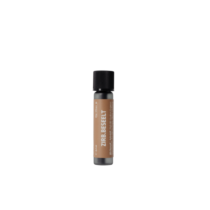 Die Harmonie von frischen, alpinen Zirbezweigen mit den warmen Aromen aus Mandarinen, Patchouli und Tonka beseelt die Sinne und vermittelt ein Gefühl von Geborgenheit. So schafft zirb.Beseelt eine warme und beruhigende Atmosphäre.