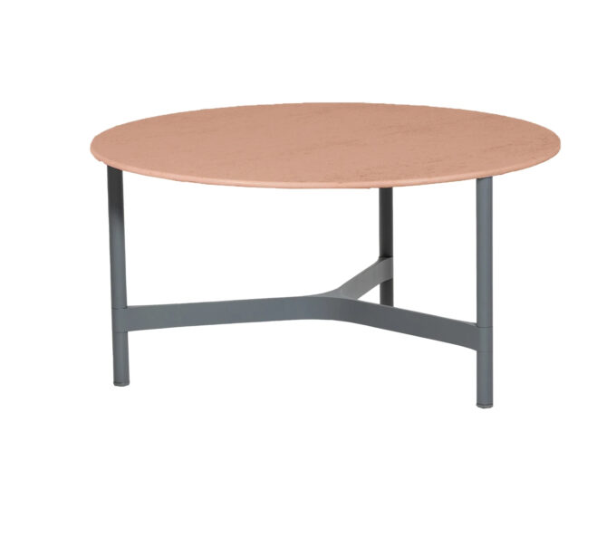 Grosser Twist Couchtisch von Cane-line mit hellgrauem Gestell und Fossil Keramik Platte in Terracotta.