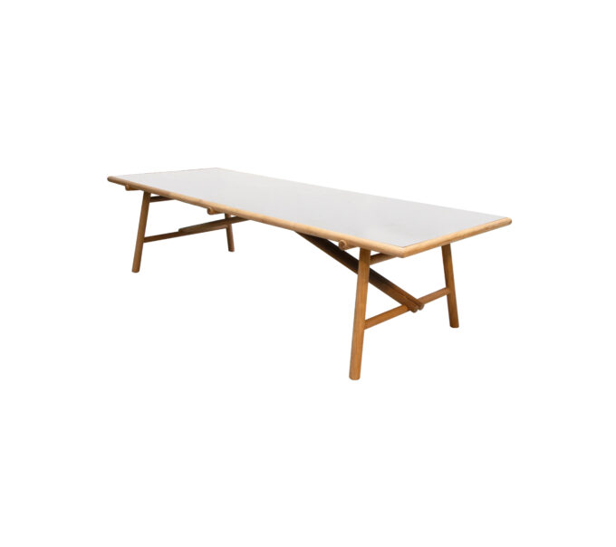 Sticks Esstisch von Cane-line mit Teak Gestell und einer Fossil Keramik Platte in Toscana sand.