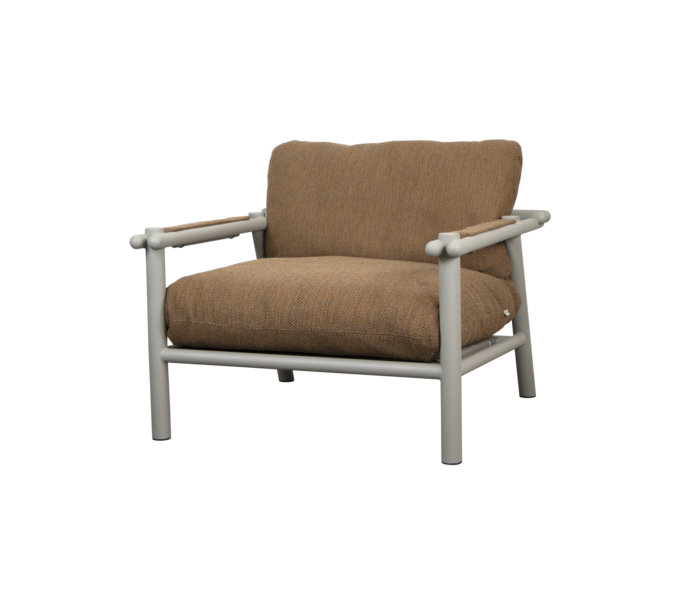 Von Cane-line der Sticks Loungesessel in Alu/taupe mit Kissen Cane-line Rise mit QuickDry & Airflow System Umber brown.