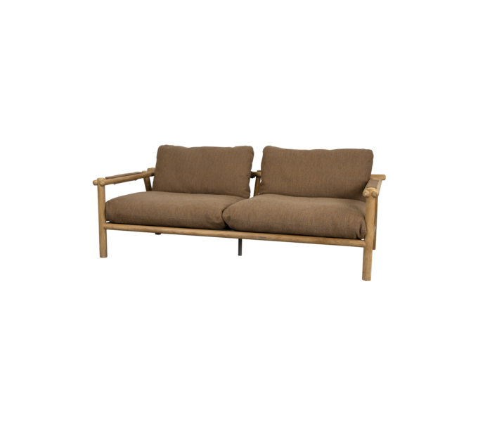 Von Cane-line das 2-Sitzer Sofa Sticks in Teak mit Kissen Cane-line Rise mit QuickDry & Airflow System in Umber brown.