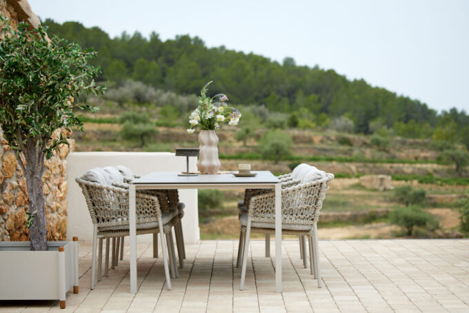 Pure Gartentisch kombiniert mit dem Ocean Gartenstuhl. Die Farbe sand zeigt sich natürlich und tranig-leicht zugleich.