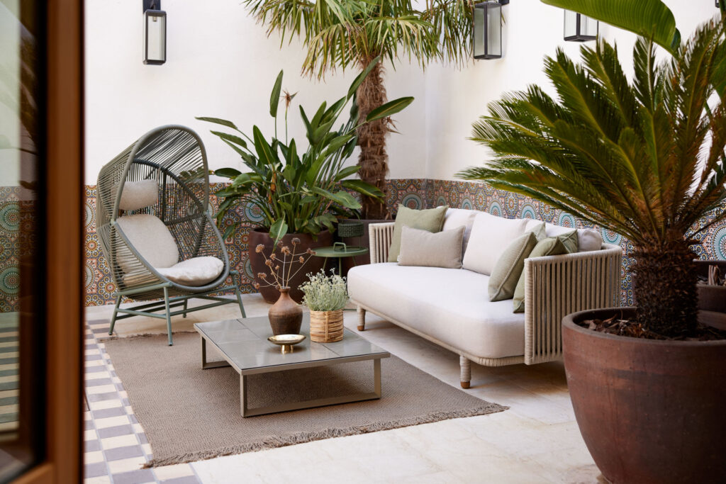 Moments Lounge-Sofa vom dänischen Hersteller Cane-line. Die Trendfarbe Sand kombiniert mit dem Hive Sessel in dustygreen ist einfach eine himmlische Kombination.