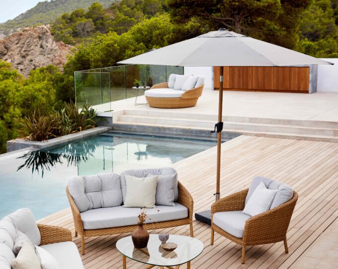 Der Sunshade Sonnenschirm im Holzlook zur Ocean Large Lounge, alles von Cane-line.