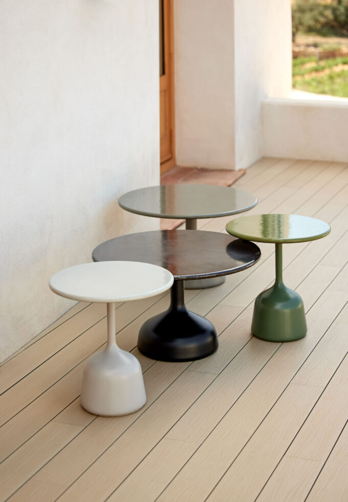 Die Glaze Tisch in verschiedenen Grössen mit der Platte Aluminium von Cane-line.
