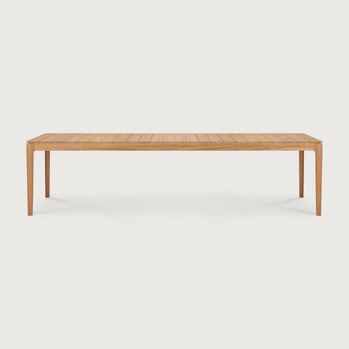 Der grosse Bok Teak Tisch von Ethnicraft misst 300x110 cm.