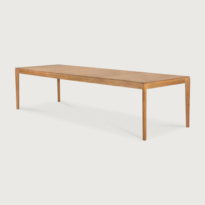 Viel Platz am 300x110 cm grossen Bok Teak Tisch für draussen von Ethnicraft.