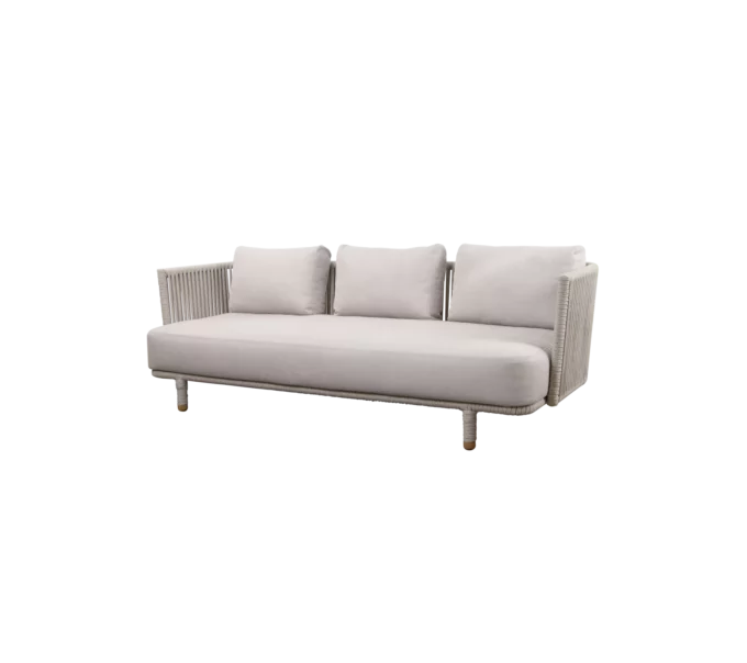 Das Moments 3-Sitzer Sofa in sand von Cane-line, mit AirTouch Kissensatz und QickDry & Airflow System.