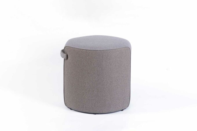 Der kleine Hocker 108 in taupe von mindo.