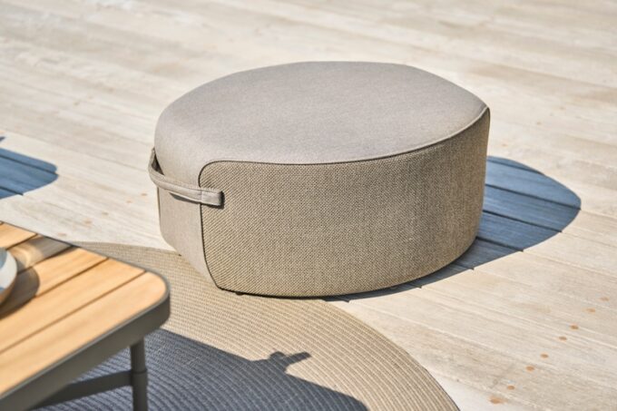 In taupe der grosse Hocker 108 von mindo.