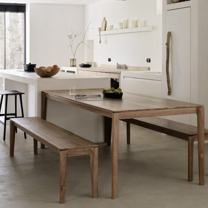 Der Bok Tisch und Bank in braun lackiertem Teak von Ethnicraft.